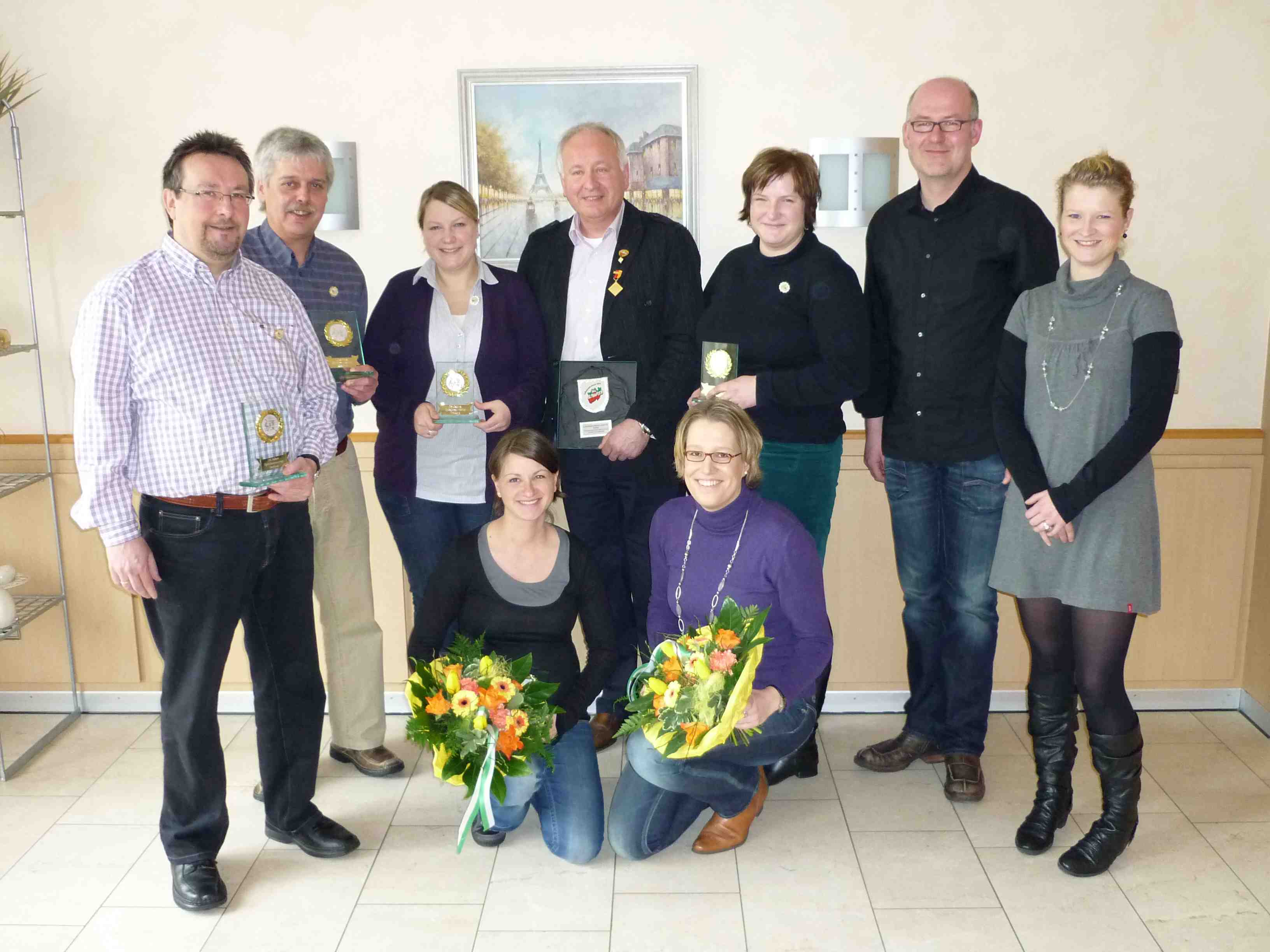 Goldjubilar Johannes Stovermann (Mitte) wird eingerahmt von weiteren Vereinsjubilaren sowie von Nadine Heitmann und Frank Bischop (v.r.), dem Vorstand des Oedinger Spielmannszuges.  (Foto: privat)