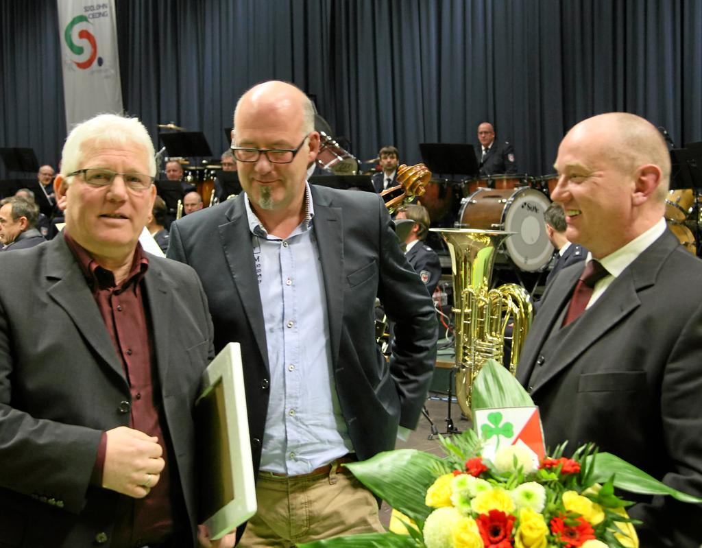 Helmut Osterholt (links) wurde für sein Engagement im Spielmannszug Oeding ausgezeichnet. (Foto: Bernd Schlusemann)