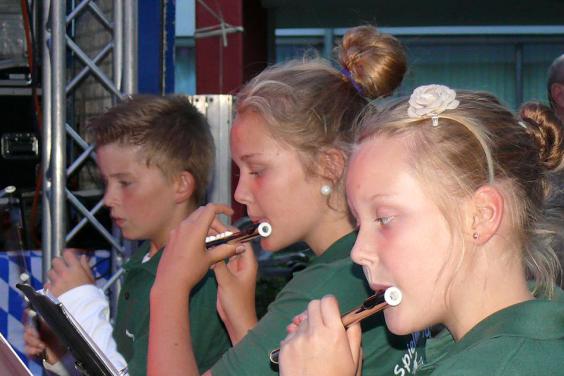 Höchst engagiert und konzentriert waren die Schüler des Spielmannszuges beim Auftritt. (Foto: Georg Beining)